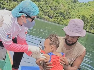 Saat pelaksanaan imunisasi di Serui, Kepulauan Yapen. (Foto dok: IST)