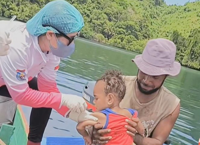 
					Saat pelaksanaan imunisasi di Serui, Kepulauan Yapen. (Foto dok: IST)