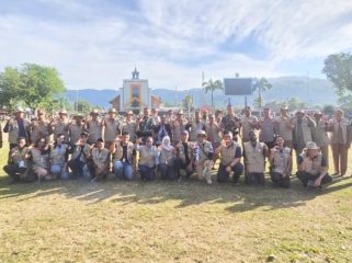 Foto bersama mahasiswa KKN Uncen dan jajaran Pemkab Kepulauan Yapen usai penyambutan. (Foto dok: Istimewa)