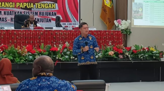 Kadinkes Provinsi Papua Tengah, dr. Agus, M.Kes., Sp.KKLP., saat memberikan arahan dalam Rakerkesda I Provinsi Papua Tengah di Puncak Jaya, Kamis, 2 Juli 2026. (KabarPapua.co/Agies Pranoto)