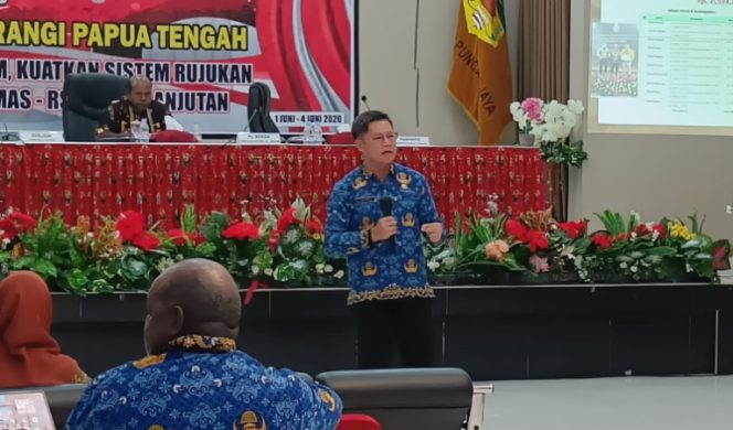 
					Kadinkes Provinsi Papua Tengah, dr. Agus, M.Kes., Sp.KKLP., saat memberikan arahan dalam Rakerkesda I Provinsi Papua Tengah di Puncak Jaya, Kamis, 2 Juli 2026. (KabarPapua.co/Agies Pranoto)