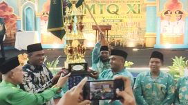 Wakil Gubernur Papua Barat, Mohamad Lakotani didampingi Bupati Kaimana Hasan Achmad saat menyerahkan piala bergilir MTQ Tingkat Provinsi Papua Barat kepada Ketua Kafilah Kabupaten Fakfak, Lud Masrur Kamudi. (KabarPapua.co/Yosias Wambrauw)