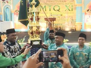 Wakil Gubernur Papua Barat, Mohamad Lakotani didampingi Bupati Kaimana Hasan Achmad saat menyerahkan piala bergilir MTQ Tingkat Provinsi Papua Barat kepada Ketua Kafilah Kabupaten Fakfak, Lud Masrur Kamudi. (KabarPapua.co/Yosias Wambrauw)