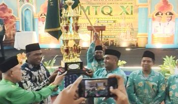 Wakil Gubernur Papua Barat, Mohamad Lakotani didampingi Bupati Kaimana Hasan Achmad saat menyerahkan piala bergilir MTQ Tingkat Provinsi Papua Barat kepada Ketua Kafilah Kabupaten Fakfak, Lud Masrur Kamudi. (KabarPapua.co/Yosias Wambrauw)