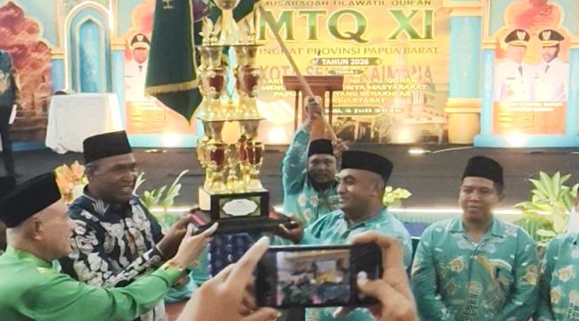 Wakil Gubernur Papua Barat, Mohamad Lakotani didampingi Bupati Kaimana Hasan Achmad saat menyerahkan piala bergilir MTQ Tingkat Provinsi Papua Barat kepada Ketua Kafilah Kabupaten Fakfak, Lud Masrur Kamudi. (KabarPapua.co/Yosias Wambrauw)
