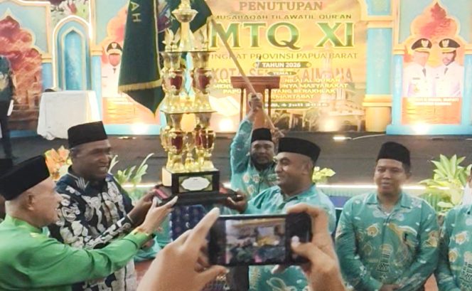 
					Wakil Gubernur Papua Barat, Mohamad Lakotani didampingi Bupati Kaimana Hasan Achmad saat menyerahkan piala bergilir MTQ Tingkat Provinsi Papua Barat kepada Ketua Kafilah Kabupaten Fakfak, Lud Masrur Kamudi. (KabarPapua.co/Yosias Wambrauw)