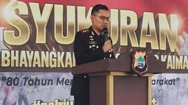Kapolres Kaimana AKBP Satria Dwi Dharma saat memberikan sambutan di acara syukuran HUT Ke-80 Bhayangkara di Foodcourt Taman Jokowi Iriana, Rabu 1 Juli 2026. (KabarPapua.co/Yosias Wambrauw)