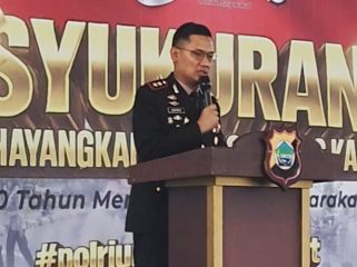 Kapolres Kaimana AKBP Satria Dwi Dharma saat memberikan sambutan di acara syukuran HUT Ke-80 Bhayangkara di Foodcourt Taman Jokowi Iriana, Rabu 1 Juli 2026. (KabarPapua.co/Yosias Wambrauw)