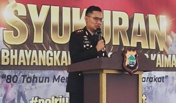 Kapolres Kaimana AKBP Satria Dwi Dharma saat memberikan sambutan di acara syukuran HUT Ke-80 Bhayangkara di Foodcourt Taman Jokowi Iriana, Rabu 1 Juli 2026. (KabarPapua.co/Yosias Wambrauw)