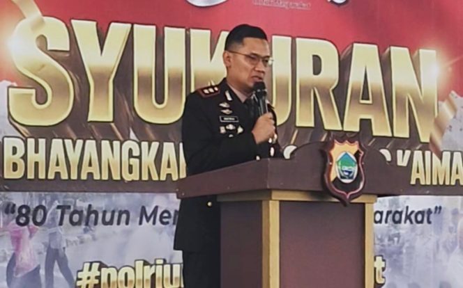 
					Kapolres Kaimana AKBP Satria Dwi Dharma saat memberikan sambutan di acara syukuran HUT Ke-80 Bhayangkara di Foodcourt Taman Jokowi Iriana, Rabu 1 Juli 2026. (KabarPapua.co/Yosias Wambrauw)