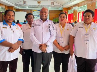 Kepala DP3AKB Provinsi Papua, Agustinus Bagau (tengah) saat diwawancara. (KabarPapua.co/Agies Pranoto) 
