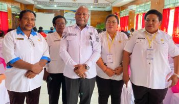 Kepala DP3AKB Provinsi Papua, Agustinus Bagau (tengah) saat diwawancara. (KabarPapua.co/Agies Pranoto) 