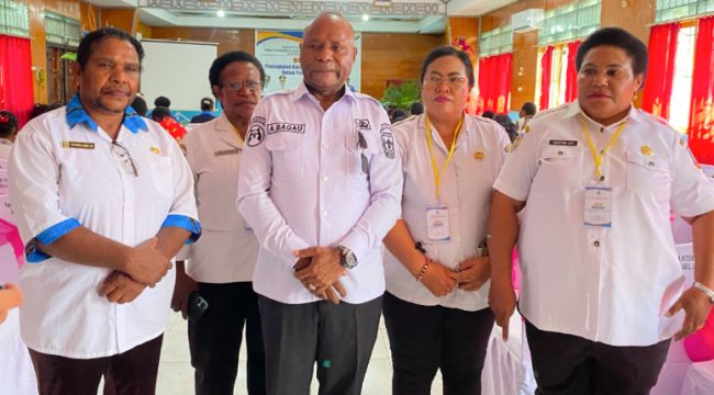 Kepala DP3AKB Provinsi Papua, Agustinus Bagau (tengah) saat diwawancara. (KabarPapua.co/Agies Pranoto) 