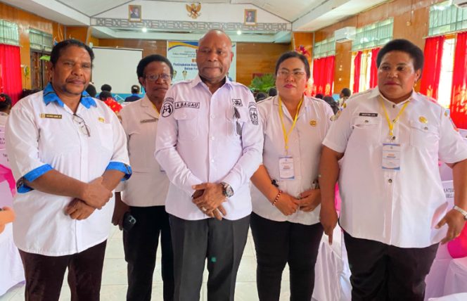 
					Kepala DP3AKB Provinsi Papua, Agustinus Bagau (tengah) saat diwawancara. (KabarPapua.co/Agies Pranoto) 