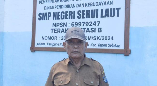 Kepala SMP Negeri Serui Laut, Fiter Kappae. (KabarPapua.co/Ainun Faathirjal)