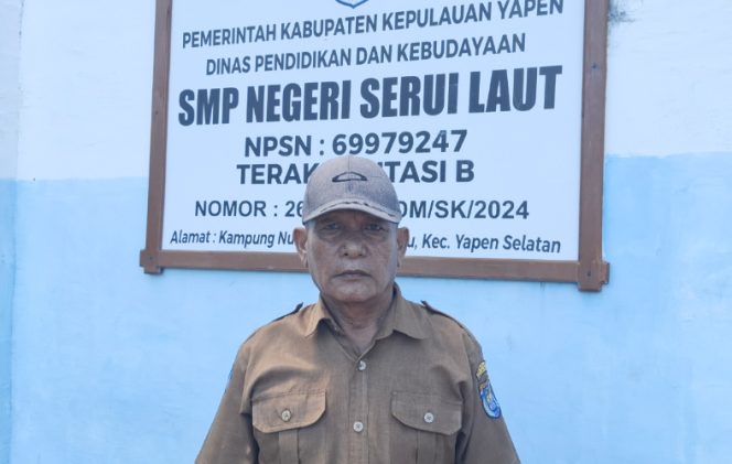 
					Kepala SMP Negeri Serui Laut, Fiter Kappae. (KabarPapua.co/Ainun Faathirjal)