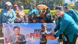 Ketua TP-PKK sekaligus Bunda PAUD Kabupaten Puncak Sujatinah Elvis Tabuni, menyerahkan bantuan ke siswa SD Pemulihan Cartenz Kago dan TK Negeri Ilaga. (Foto dok: Diskominfo Puncak)