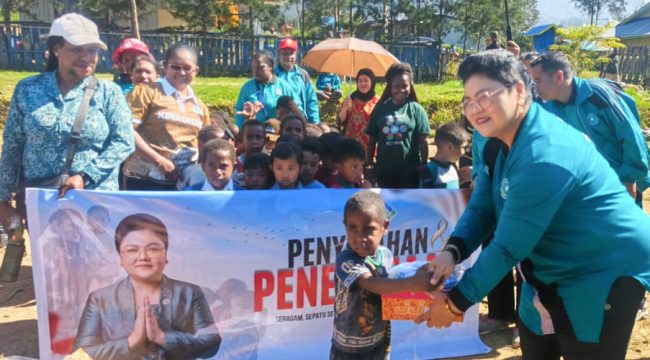 Ketua TP-PKK sekaligus Bunda PAUD Kabupaten Puncak Sujatinah Elvis Tabuni, menyerahkan bantuan ke siswa SD Pemulihan Cartenz Kago dan TK Negeri Ilaga. (Foto dok: Diskominfo Puncak)