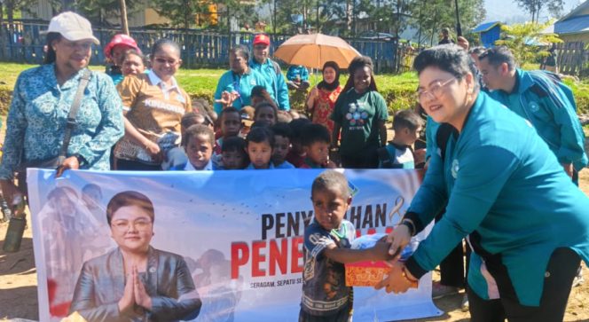 
					Ketua TP-PKK sekaligus Bunda PAUD Kabupaten Puncak Sujatinah Elvis Tabuni, menyerahkan bantuan ke siswa SD Pemulihan Cartenz Kago dan TK Negeri Ilaga. (Foto dok: Diskominfo Puncak)