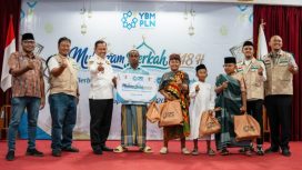 Penyerahan kado Muharram kepada peserta khitan massal sebagai bentuk kepedulian dan dukungan bagi proses pemulihan pasca tindakan medis. (Foto dok: PLN UIW Papua dan Papua Barat)
