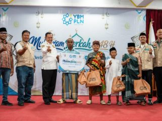 Penyerahan kado Muharram kepada peserta khitan massal sebagai bentuk kepedulian dan dukungan bagi proses pemulihan pasca tindakan medis. (Foto dok: PLN UIW Papua dan Papua Barat)