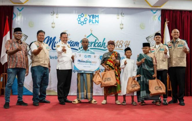 
					Penyerahan kado Muharram kepada peserta khitan massal sebagai bentuk kepedulian dan dukungan bagi proses pemulihan pasca tindakan medis. (Foto dok: PLN UIW Papua dan Papua Barat)