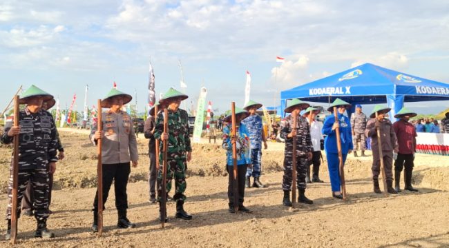 Kodaeral X Jayapura bersama Pemprov Papua, forkopimda, dan instansi terkait, melakukan penanaman kedelai seluas 20 hektare di Kabupaten Keerom. (Foto dok: IST)