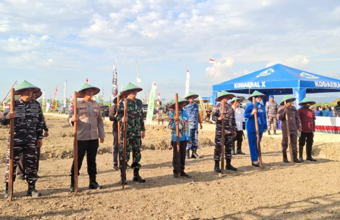 
					Kodaeral X Jayapura bersama Pemprov Papua, forkopimda, dan instansi terkait, melakukan penanaman kedelai seluas 20 hektare di Kabupaten Keerom. (Foto dok: IST)