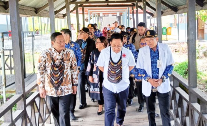 
					Saat kunker langsung jajaran Ditjen Farmalkes ke Rumah Sakit BLUD RSUD Mulia, Puncak Jaya. (KabarPapua.co/Agies Pranoto)