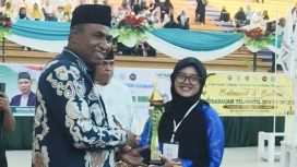 Wagub Papua Barat, Mohamad Lakotani saat menyerahkan piala kepada salah satu pemenang di MTQ XI Tingkat Provinsi Papua Barat di Kaimana. (KabarPapua.co/Yosias Wambrauw)