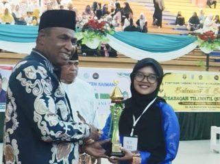 Wagub Papua Barat, Mohamad Lakotani saat menyerahkan piala kepada salah satu pemenang di MTQ XI Tingkat Provinsi Papua Barat di Kaimana. (KabarPapua.co/Yosias Wambrauw)