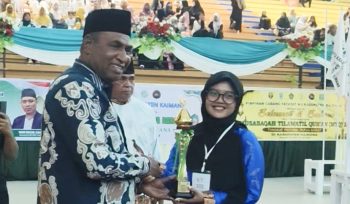 Wagub Papua Barat, Mohamad Lakotani saat menyerahkan piala kepada salah satu pemenang di MTQ XI Tingkat Provinsi Papua Barat di Kaimana. (KabarPapua.co/Yosias Wambrauw)