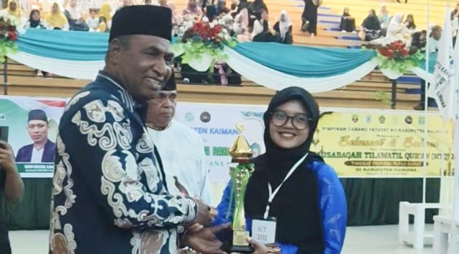 Wagub Papua Barat, Mohamad Lakotani saat menyerahkan piala kepada salah satu pemenang di MTQ XI Tingkat Provinsi Papua Barat di Kaimana. (KabarPapua.co/Yosias Wambrauw)