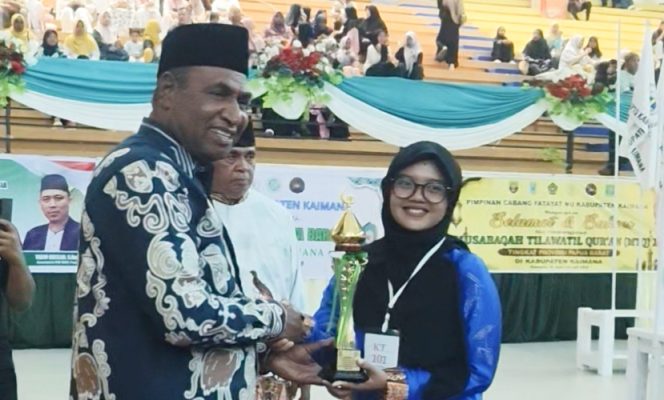 
					Wagub Papua Barat, Mohamad Lakotani saat menyerahkan piala kepada salah satu pemenang di MTQ XI Tingkat Provinsi Papua Barat di Kaimana. (KabarPapua.co/Yosias Wambrauw)