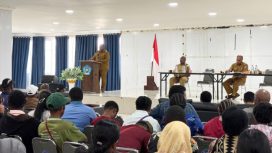 Bupati Jayawijaya Atenius Murip didampingi Kadis Pendidikan Kabupaten Jayawijaya Kaleb Asso menggelar pertemuan dengan para guru kontrak atau honorer kategori dua (K2). (KabarPapua.co/Agris Wistrijaya)