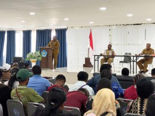 Bupati Jayawijaya Atenius Murip didampingi Kadis Pendidikan Kabupaten Jayawijaya Kaleb Asso menggelar pertemuan dengan para guru kontrak atau honorer kategori dua (K2). (KabarPapua.co/Agris Wistrijaya)