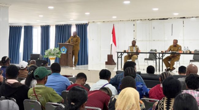 Bupati Jayawijaya Atenius Murip didampingi Kadis Pendidikan Kabupaten Jayawijaya Kaleb Asso menggelar pertemuan dengan para guru kontrak atau honorer kategori dua (K2). (KabarPapua.co/Agris Wistrijaya)