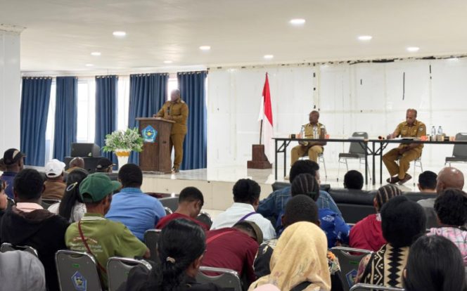 
					Bupati Jayawijaya Atenius Murip didampingi Kadis Pendidikan Kabupaten Jayawijaya Kaleb Asso menggelar pertemuan dengan para guru kontrak atau honorer kategori dua (K2). (KabarPapua.co/Agris Wistrijaya)