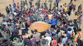 Tampak dari atas suasana Bupati Jayawijaya Atenius Murip bersama konten kreator  Bobon Santoso penggagas Kuali Merah Putih memasak bersama warga di Distrik Asotipo, Kabupaten Jayawijaya, Papua Pegunungan. (Foto dok: Kominfo Jayawijaya)
