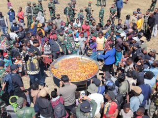 Tampak dari atas suasana Bupati Jayawijaya Atenius Murip bersama konten kreator  Bobon Santoso penggagas Kuali Merah Putih memasak bersama warga di Distrik Asotipo, Kabupaten Jayawijaya, Papua Pegunungan. (Foto dok: Kominfo Jayawijaya)
