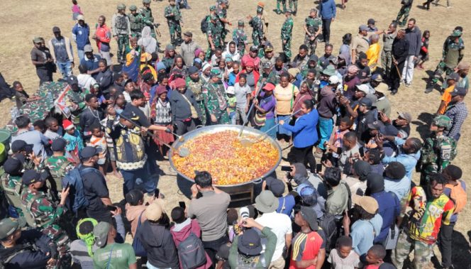 
					Tampak dari atas suasana Bupati Jayawijaya Atenius Murip bersama konten kreator  Bobon Santoso penggagas Kuali Merah Putih memasak bersama warga di Distrik Asotipo, Kabupaten Jayawijaya, Papua Pegunungan. (Foto dok: Kominfo Jayawijaya)
