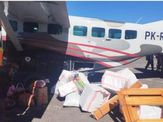 Dinkes Provinsi Papua Tengah telah menerbangkan 11 koli logistik kesehatan, berupa obat-obatan dan BMHP menuju Sugapa, ibukota Kabupaten Intan Jaya, Papua Tengah. (KabarPapua.co/Agies Pranoto) 