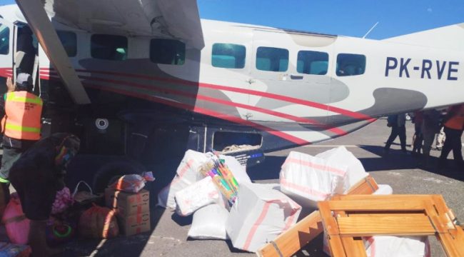 Dinkes Provinsi Papua Tengah telah menerbangkan 11 koli logistik kesehatan, berupa obat-obatan dan BMHP menuju Sugapa, ibukota Kabupaten Intan Jaya, Papua Tengah. (KabarPapua.co/Agies Pranoto) 