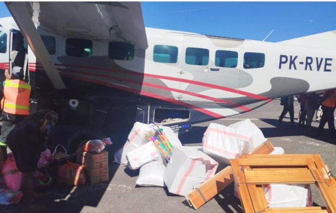 
					Dinkes Provinsi Papua Tengah telah menerbangkan 11 koli logistik kesehatan, berupa obat-obatan dan BMHP menuju Sugapa, ibukota Kabupaten Intan Jaya, Papua Tengah. (KabarPapua.co/Agies Pranoto) 