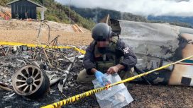 Saat penyidik dari kepolisian melaksanakan olah TKP pada Sabtu, 4 Juli 2026 terhadap pembunuhan pilot berkebangsaan Amerika dan pembakaran pesawat Pilatus PC-6/B2-H4 Turbo Porter registrasi PK-RCY milik AMA oleh KKB di Yahukimo. (Foto dok: Satgas Operasi Damai Cartenz-2026) 