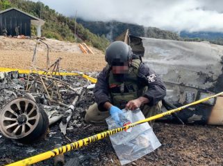 Saat penyidik dari kepolisian melaksanakan olah TKP pada Sabtu, 4 Juli 2026 terhadap pembunuhan pilot berkebangsaan Amerika dan pembakaran pesawat Pilatus PC-6/B2-H4 Turbo Porter registrasi PK-RCY milik AMA oleh KKB di Yahukimo. (Foto dok: Satgas Operasi Damai Cartenz-2026) 