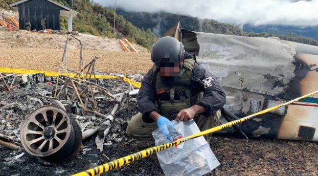 Saat penyidik dari kepolisian melaksanakan olah TKP pada Sabtu, 4 Juli 2026 terhadap pembunuhan pilot berkebangsaan Amerika dan pembakaran pesawat Pilatus PC-6/B2-H4 Turbo Porter registrasi PK-RCY milik AMA oleh KKB di Yahukimo. (Foto dok: Satgas Operasi Damai Cartenz-2026) 