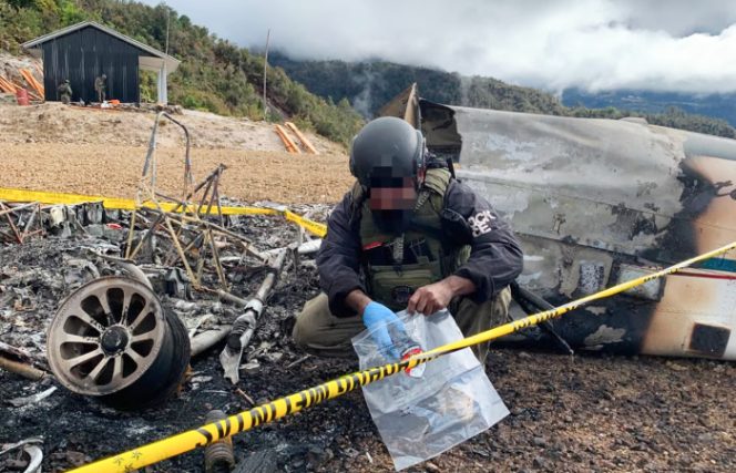 
					Saat penyidik dari kepolisian melaksanakan olah TKP pada Sabtu, 4 Juli 2026 terhadap pembunuhan pilot berkebangsaan Amerika dan pembakaran pesawat Pilatus PC-6/B2-H4 Turbo Porter registrasi PK-RCY milik AMA oleh KKB di Yahukimo. (Foto dok: Satgas Operasi Damai Cartenz-2026) 
