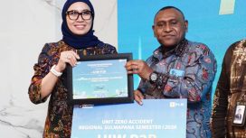 General Manager PLN UIW Papua dan Papua Barat, Roberth Rumsaur (kanan), menerima penghargaan pada ajang Awarding Kinerja Direktorat Distribusi Semester I Tahun 2026 atas keberhasilan PLN UIW Papua dan Papua Barat menjaga keandalan sistem kelistrikan serta meraih predikat Zero Accident melalui penerapan budaya Keselamatan dan Kesehatan Kerja (K3) yang konsisten, terstruktur, dan berkelanjutan. (Foto dok: PLN UIW Papua dan Papua Barat)