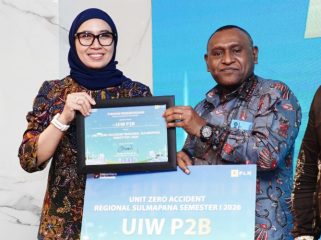 General Manager PLN UIW Papua dan Papua Barat, Roberth Rumsaur (kanan), menerima penghargaan pada ajang Awarding Kinerja Direktorat Distribusi Semester I Tahun 2026 atas keberhasilan PLN UIW Papua dan Papua Barat menjaga keandalan sistem kelistrikan serta meraih predikat Zero Accident melalui penerapan budaya Keselamatan dan Kesehatan Kerja (K3) yang konsisten, terstruktur, dan berkelanjutan. (Foto dok: PLN UIW Papua dan Papua Barat)